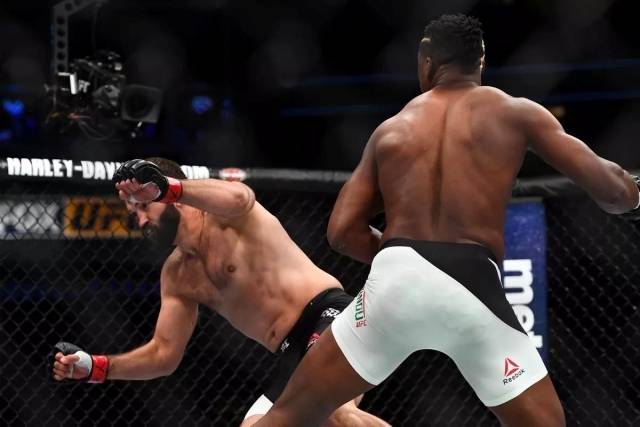 알롭스키는 1999년부터 MMA 무대에 뛰어들었으며 2000년 UFC 입성 후 2024년까지 무려 20년 넘게 파이터로 활약한 남자다. 전 헤비급 잠정 챔피언이자 정식 챔피언이기도 하다. 더불어 강력한 펀치를 자랑해 어느 누구든 쉽게 KO 시킬 수 있는 멋진 선수로 평가받았다. 물론 강력한 펀치와 달리 그의 턱은 ‘유리턱’으로 불릴 정도로 약하다. 즉 알롭스키는 누구든 한 방에 끝낼 수 있는 남자이자 누구에게도 한 방에 끝날 수 있는 남자로 유명하다. 사진=X