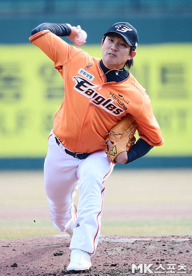 한화 이글스가 2024 시즌을 앞두고 2024년 3월 7일 오후 대전 한화생명이글스파크에서 자체 청백전을 가졌다. 4회말에 등판한 오렌지 팀 장시환이 역투하고 있다. 사진=김영구 기자