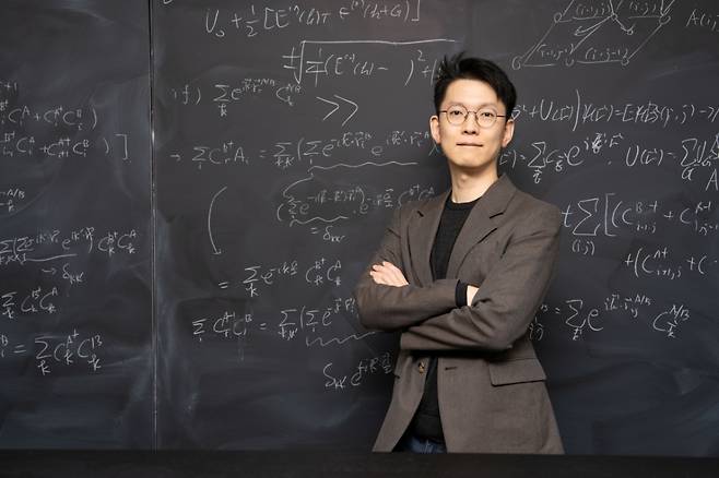 이석형 UNIST 물리학과 교수가 시간 상에서 일어나는 양자역학적 동역학 전체를 하나의 거대한 '양자상태'로 다루는 새로운 이론을 정립해 국제학술지 '피지컬 리뷰 레터스' 2025년 12월 5일자에 논문을 게재했다. /사진=UNIST