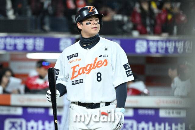 30일 대전 한화생명 볼파크 야구장에서 열린 '2025 신한 SOL 뱅크 KBO 한국시리즈 4차전' LG 트윈스와 한화 이글스 경기. 한화 노시환이 1회말 2사 1루에 삼진을 당한 뒤 아쉬워하고 있다./마이데일리