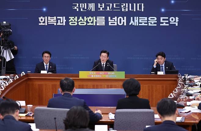 이재명(가운데) 대통령이 19일 정부서울청사 별관에서 열린 법무부(대검찰청)·성평등가족부 업무보고에서 발언하는 모습. [연합]