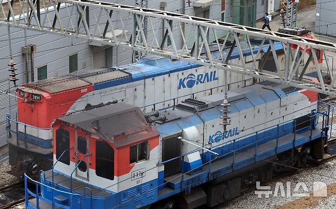 [서울=뉴시스] 최진석 기자 = 전국철도노동조합 총파업을 하루 앞둔 10일 서울 한 코레일차량사업소에  기관차가 정차해 있다. 전국철도노동조합은 임금교섭 결렬에 따라 11일 오전 9시부터 무기한 총파업에 돌입하겠다고 밝혔다. 2025.12.10. myjs@newsis.com