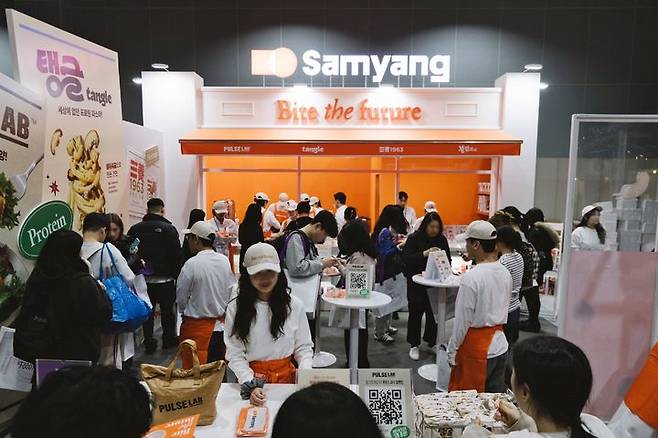 [서울=뉴시스] 삼양식품은 지난 18일부터 21일까지 서울 강서구 코엑스 마곡 르웨스트에서 열린 '컬리푸드페스타 2025'에 메인 부스 운영 업체로 참여해 성황리에 행사를 마무리했다고 22일 밝혔다. (사진=삼양식품 제공) 2025.12.22. photo@newsis.com *재판매 및 DB 금지