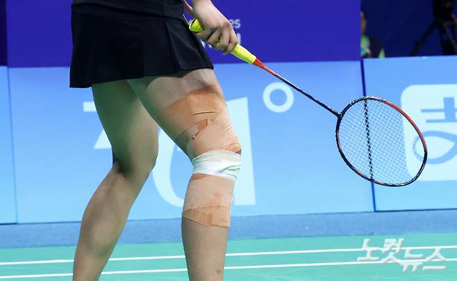 2023년 항저우아시안게임 배드민턴 여자 단식 결승 당시 안세영이 무릎 부상에도 경기를 펼치는 모습. 항저우(중국)=황진환 기자