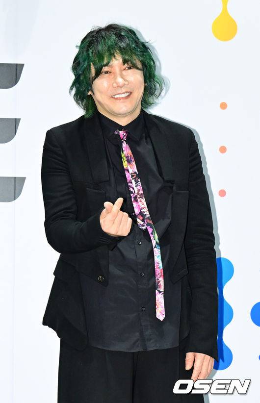 [OSEN=김성락 기자] 18일 오후 서울 삼성동 코엑스 더 플라츠 전시장에서 아시아 최대 패션문화마켓 ‘2025 S/S 패션코드(Fashion KODE)’ 포토월 행사가 열렸다. ‘패션코드 2025 S/S’는 국내 패션 디자이너 브랜드의 경쟁력을 높임과 동시에 해외시장 진출을 지원하기 위해 기획된 아시아 최대 패션문화 마켓으로, 오는 10월 18일(금)부터 19(토)까지 양일간 진행된다. 가수 김장훈이 포토타임을 갖고 있다. 2024.10.18 / ksl0919@osen.co.kr