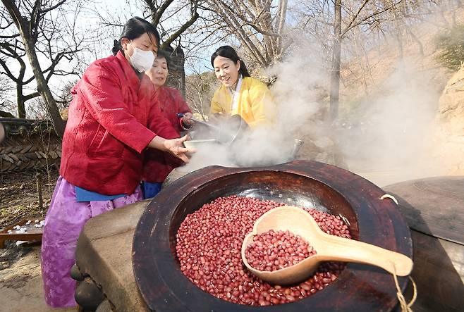 절기상 동지를 하루 앞둔 지난 21일 경기 용인시 한국민속촌에서 관계자들이 팥죽을 쑤고 있다. 용인=뉴시스