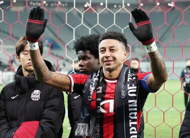 팬들에게 인사하는 린가드 - FC서울 제시 린가드가 10일 서울 마포구 서울월드컵경기장에서열린 2025-2026 아시아축구연맹(AFC) 챔피언스리그 엘리트(ACLE) 리그 스테이지 6차전  멜버른 시티(호주)와의 경기가 끝난 뒤 관중석을 향해 인사하고 있다. 연합뉴스