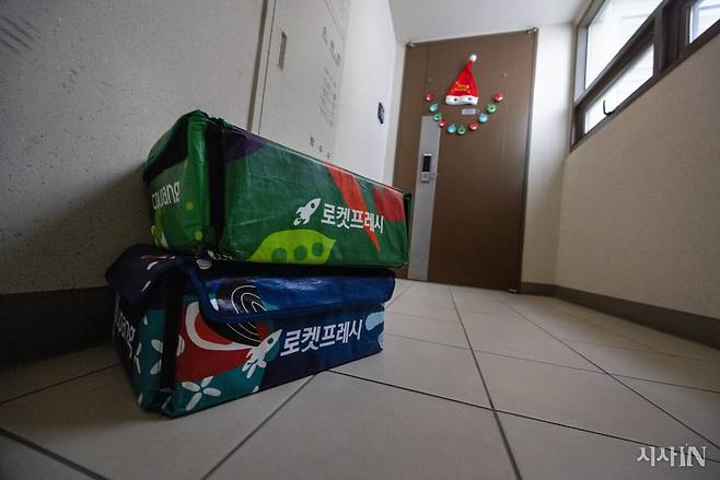 12월11일 오전 수도권 한 아파트 현관 앞에 쿠팡 로켓 프레시 가방이 놓여 있다.ⓒ시사IN 조남진