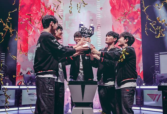 12월14일 '2025 LoL 케스파컵' 결승전에서 승리한 후 우승 트로피를 들어올리고 있는 페이커(가운데)와 T1 선수단 ⓒ한국e스포츠협회