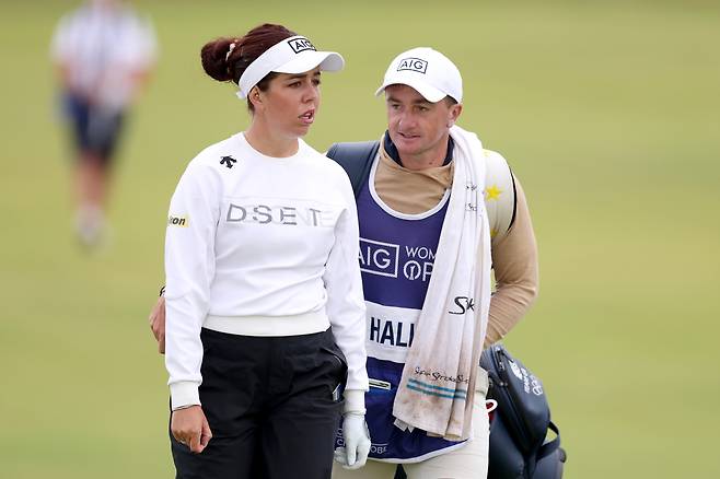 조지아 홀(왼쪽)이 지난 8월 열린 AIG 여자오픈에서 캐디를 맡은 남편 폴 던과 함께 걸어가고 있다. 게티이미지코리아