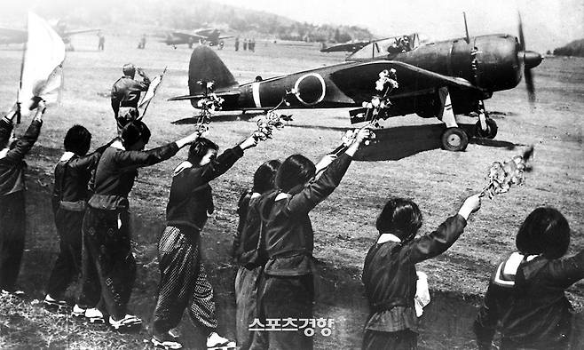 카미카제 특공대원들에게 인사하는 학생들. 위키백과