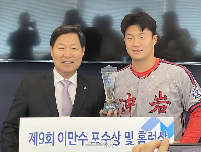 이만수 전 감독이 22일 서울 강남구 도곡동 한국야구위원회(KBO) 사옥에서 열린 제9회 이만수 포수·홈런상 시상식에서 충암고 김건휘에게 홈런상을 시상하고 있다. 이정호기자