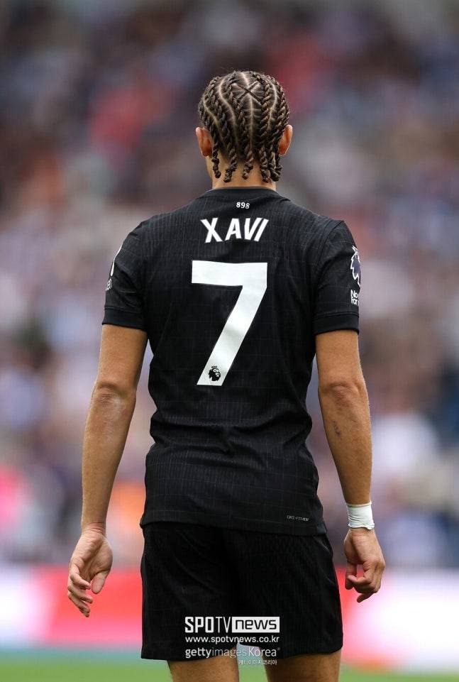 ▲ 손흥민의 등번호를 이어받은 사비 시몬스가 아직까지는 기대에 미치는 활약을 보여주지 못하고 있다. 리그 14경기 동안 1골 2도움에 그치고 있다. 유럽챔피언스리그와 EFL컵까지 합쳐 도합 22경기를 뛰었으나 2골 3도움이 전부다.