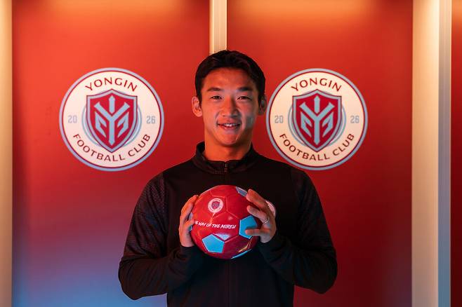 ▲ 이제 용인FC의 색깔을 입은 김민우의 왼발이 K리그에 합류하는 용인FC의 첫 역사에 분명한 궤적을 남기게 된다. 국가대표 출신 베테랑 김민우 ⓒ 용인FC