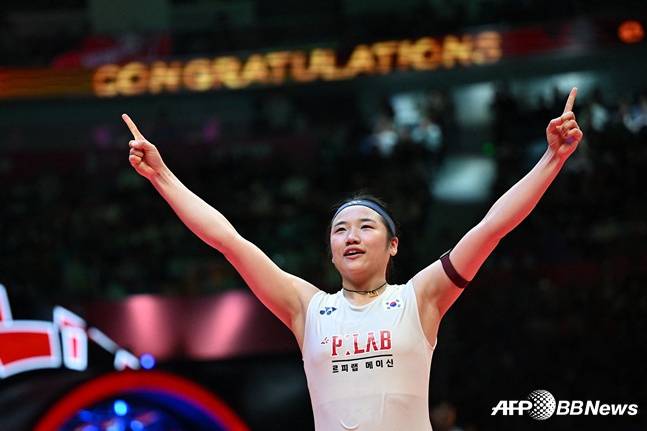 안세영이 21일 BWF 월드투어 파이널스 2025 여자 단식에서 우승을 차지하고 세리머니를 하고 있다. /AFPBBNews=뉴스1