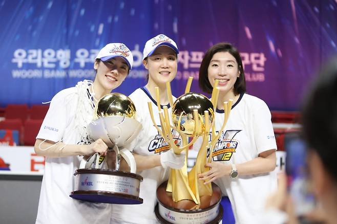 우리은행 시절 박혜진(왼쪽부터), 김정은, 임영희(현 우리은행 코치). /사진=WKBL 제공