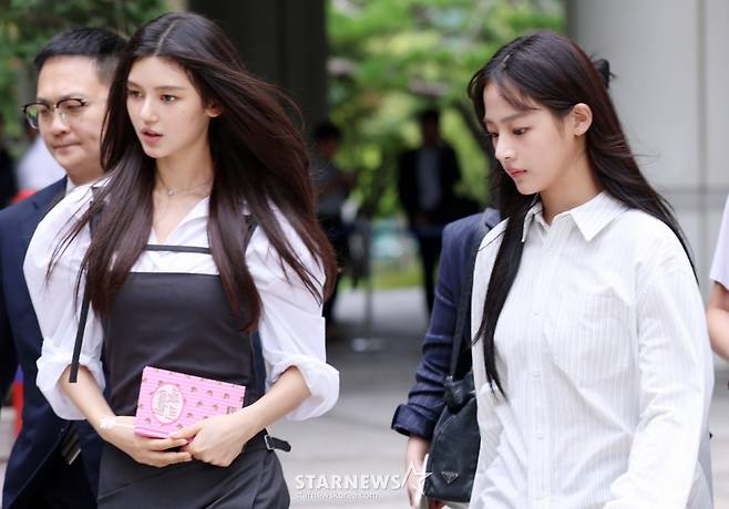 뉴진스 다니엘, 민지가 서울 서초구 서울중앙지방법원에서 열린 전속계약 유효 확인 소송 변론을 마친 뒤 법원을 나서고 있다. /2025.08.14 /사진=김휘선 hwijpg@