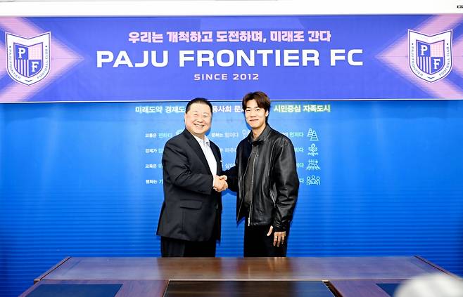 김경일(왼쪽) 파주 프런티어FC 구단주가 이준석과 악수하고 있다. /사진=파주 프런티어FC 제공