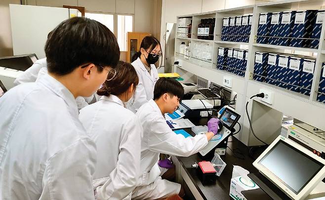 전북 순창군에 있는 재단법인 발효미생물산업진흥원 연구진이 한국 발효식품 관련 연구를 진행하고 있다. 순창군 제공