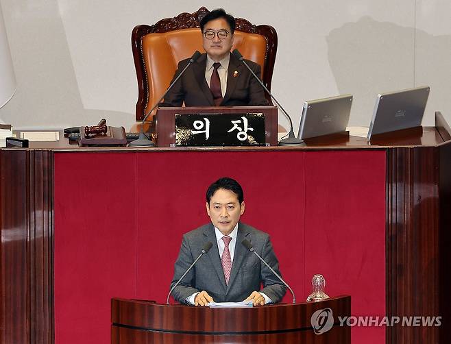 국민의힘, 내란전담재판부법 필리버스터 시작 (서울=연합뉴스) 이동해 기자 = 국민의힘 장동혁 대표가 22일 국회에서 열린 12월 임시국회 본회의에서 12·3 윤석열 비상계엄 등에 대한 전담재판부 설치 및 제보자 보호 등에 관한 특별법에 대한 무제한 토론을 하고 있다. 2025.12.22 eastsea@yna.co.kr