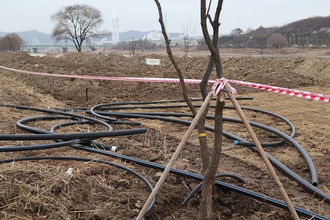 유성구파크골프협회가 하천점용허가 없이 무단으로 공사를 벌여 경찰에 고발된 대전 유성구 갑천변 모습. 이곳에 지난 주말 잔디까지 식재된 정확이 포착됐다. (사진=임병안 기자)