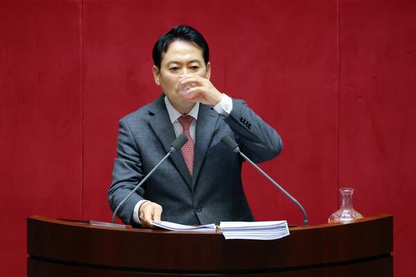 국민의힘 장동혁 대표가 23일 국회에서 열린 12월 임시국회 본회의에서 12·3 윤석열 비상계엄 등에 대한 전담재판부 설치 및 제보자 보호 등에 관한 특별법에 대한 무제한 토론하며 물을 마시고 있다. 연합뉴스