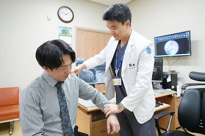 박형석 조선대병원 정형외과 교수가 어깨 통증 환자를 대상으로 진료하고 있다.<조선대학교병원 제공>