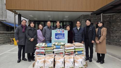 ◇자전거 관련 복합 매장인 바이크월드 트렉 춘천점(대표:이경남·KCA10기)은 23일 박기영 도의원, 김보건 춘천시의원 등과 함께 후평동 관내 경로당에 200만원 상당의 쌀 500㎏을 기부했다.