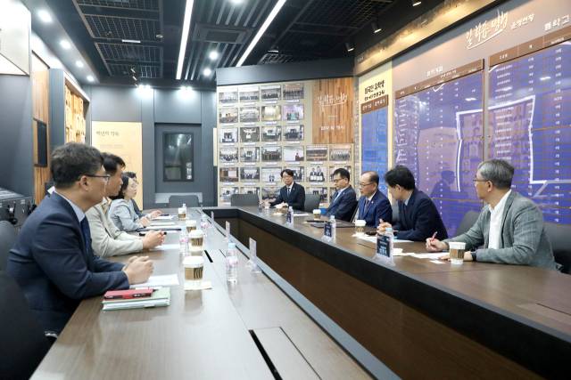 지난 6월 5일 영남이공대 천마역사관에서 영남이공대와 조달청 산하 공공조달역량개발원이 공공조달분야 전문인력 양성을 위한 업무 협약을 체결하고 있다. 영남이공대 제공