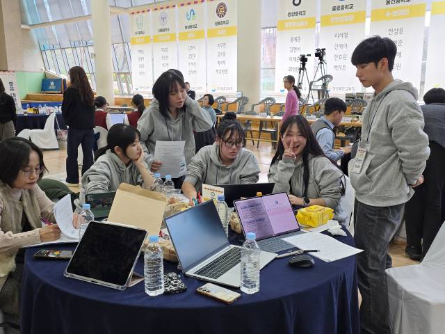 울릉중학교 학생들이 경북 중학생 질문탐구 궁금한마당 행사에 참석해 현장에서 받은 지문을 바탕으로 질문을 생성하고 답변을 구하는 프로그램을 진행하고 있다. 김영진 기자