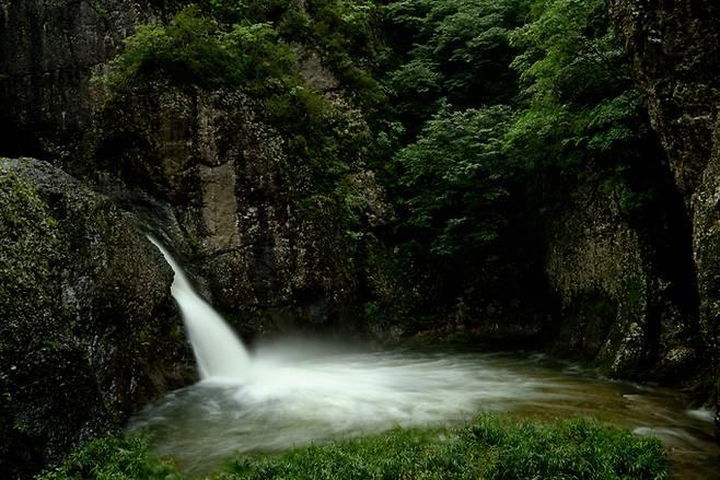 ▲ 여름철 용추폭포는 탐방객들에게 볼거리와 함께 청량함을 선사한다.