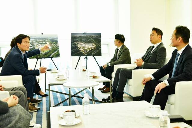 조현일 경산시장(왼쪽)이 정지영 현대백화점 사장에게서 '경산 현대프리미엄아웃렛'의 추진 현황을 듣고 있다. 경산시 제공