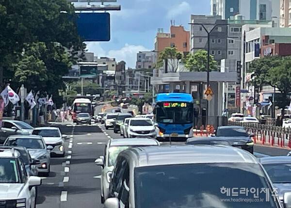 제주도가 당초 지난 10월 착공할 예정이던 동광로 섬식정류장 설치 공사를 전면 중단한 후 두 달이 지났으나, 공사 재개 기미는 보이지 않고 있다. 사진은 교통 최대 혼잡구간으로 꼽히는 서광로 섬식정류장에서 제주시청 방향 도로 전경.