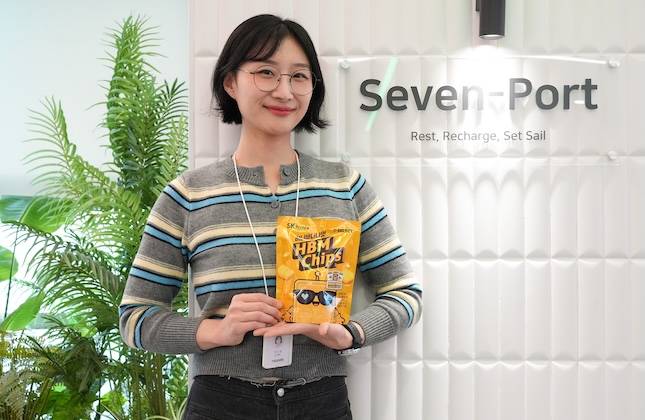 박선경 세븐일레븐 스낵팀 MD가 'SK하이닉스 허니바나나맛 HBM칩'을 소개하고 있다. / 사진=세븐일레븐