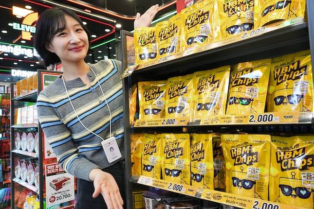 박선경 세븐일레븐 스낵팀 MD가 'SK하이닉스 허니바나나맛 HBM칩'을 소개하고 있다. / 사진=세븐일레븐