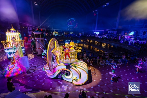 화려한 한 해의 마무리 하고싶다면 롯데월드_월드 오브 라이트 퍼레이드. ⓒ롯데월드