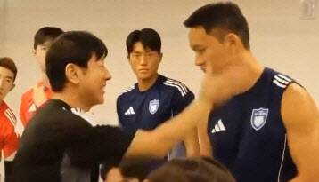 신태용 전 울산 HD 감독이 정승현의 뺨을 때리는 장면. 사진=연합뉴스TV 캡처