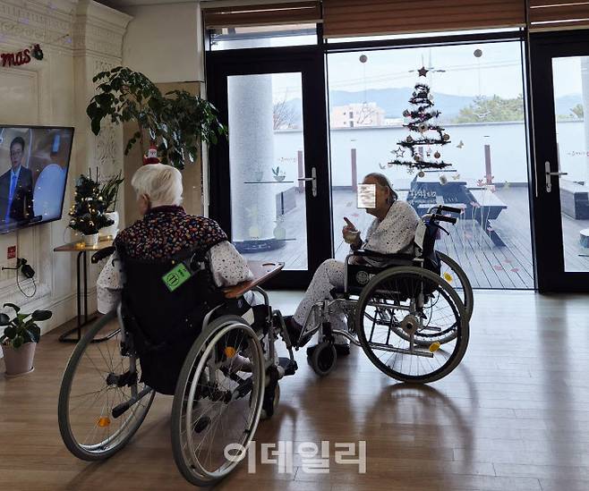 경북 예천 경도요양병원에서 어르신 두분이 휠체어에 앉아 이야기를 나누고 있다.(사진=이지현 기자)