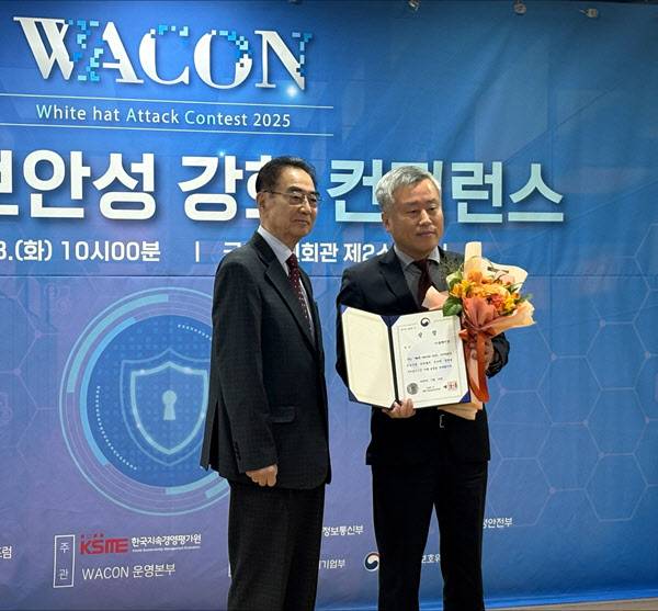 한국언론인협회 성대석 회장(왼쪽)과 김성준 플랜티넷 부사장이 기념촬영을 하고 있다. (사진=플랜티넷)