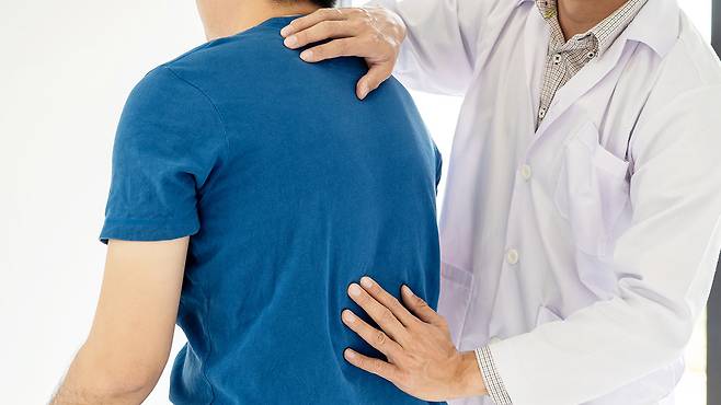 허리 통증은 원인·증상 특징에 따른 맞춤 치료가 중요｜출처: 클립아트코리아