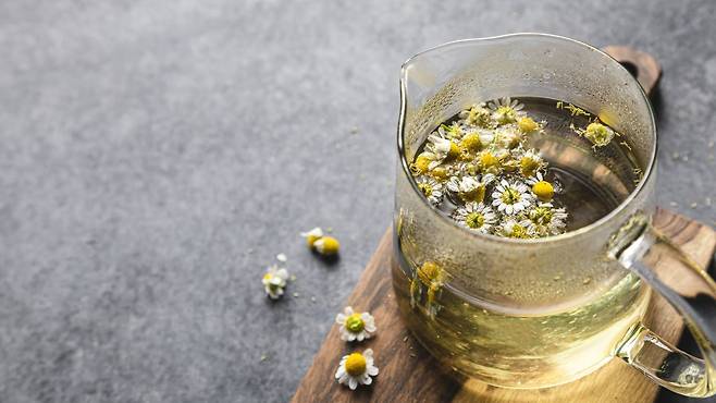 따뜻한 캐모마일 차 한 잔은 겨울밤 숙면에 도움된다｜출처: 클립아트코리아