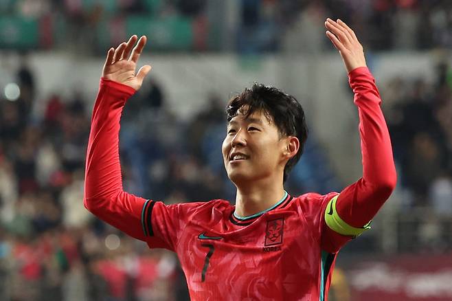 14일 대전월드컵경기장에서 열린 볼리비아와 경기에서 후반 11분 프리킥 상황에서 키커로 나서 선제골을 넣은 뒤 세레머니하는 손흥민