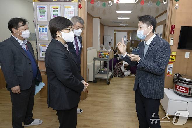 환자의 낙상을 막기 위해 경도요양병원은 '온돌 병동'도 만들었다. 온돌 병동을 소개 중인 이윤환 인덕의료재단 이사장.(보건복지부 제공)