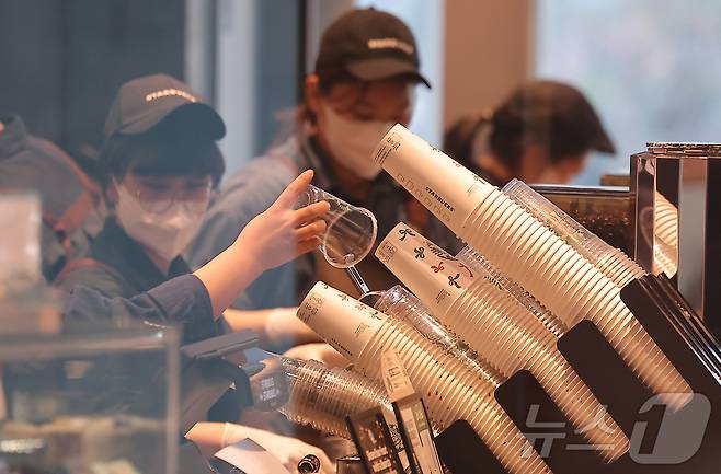 서울 시내 한 카페에 진열된 일회용 플라스틱 컵. 2025.12.18/뉴스1 ⓒ News1 김성진 기자