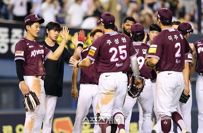 키움 선수들이 10일 잠실구장에서 열린 2025 KBO리그 LG와 경기에서 4-3으로 승리하며 7연패에서 탈출한 뒤 하이파이브를 나누고 있다. 잠실 | 박진업 기자 upandup@sportsseoul.com