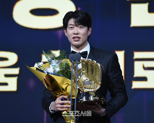 키움 송성문이 9일 서울 송파 롯데호텔 월드에서 열린 2025 KBO 골든글러브 시상식에서 3루수 부문 수상 후 소감을 말하고 있다. 사진 | 최승섭 기자 thunder@sportsseoul.com