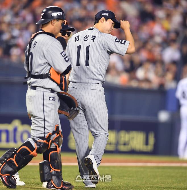 한화 엄상백이 26일 서울 잠실구장에서 열린 2025 KBO 리그 LG와 경기 5회 교체되어 마운드를 내려가고 있다. 잠실 | 최승섭 기자 thunder@sportsseoul.com
