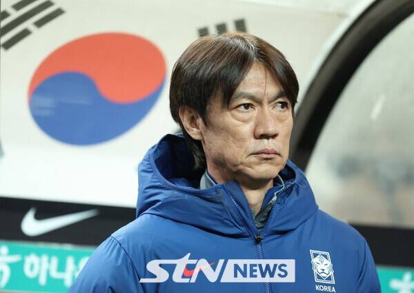 18일 오후 서울 마포구 서울월드컵경기장에서 열린 축구 국가대표팀 평가전 대한민국과 가나의 경기, 대한민국 홍명보 감독이 경기장에 입장해 있다. /사진=뉴시스