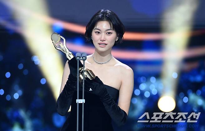 제46회 청룡영화상 시상식이 19일 여의도 KBS홀에서 열렸다. 신인여우상을 수상한 김도연이 수상 소감을 말하고 있다. 허상욱 기자  wook@sportschosun.com/2025.11.19/