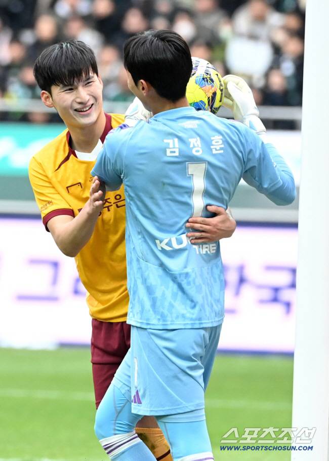 6일 서울월드컵경기장에서 열린 2025 하나은행 코리아컵 결승, 전북 현대와 광주FC의 경기. 전북 골키퍼 김정훈이 광주 변준수에 앞서 공중볼을 낚아채고 있다. 상암=허상욱 기자wook@sportschosun.com/2025.12.06/